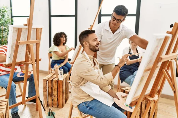 Učitel Umění Vážným Výrazem Při Pohledu Kreslení Studenta Studiu — Stock fotografie