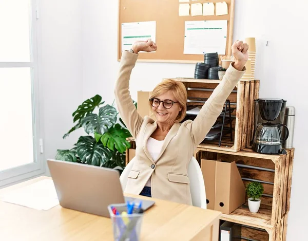 Mulher Loira Meia Idade Sorrindo Confiante Celebrando Escritório — Fotografia de Stock