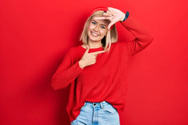 Vakker Blond Kvinne Med Rød Genser Smilende Ramme Med Hender – stockfoto