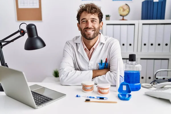 Jovem Dentista Hispânico Que Trabalha Clínica Médica Cara Feliz Sorrindo — Fotografia de Stock