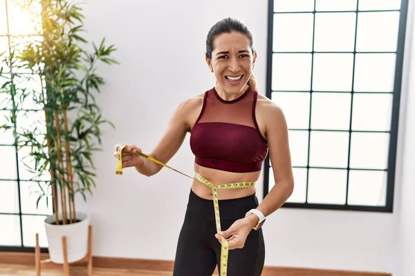 Mujer Hispana Joven Usando Ropa Deportiva Usando Cinta Métrica Centro — Foto de Stock