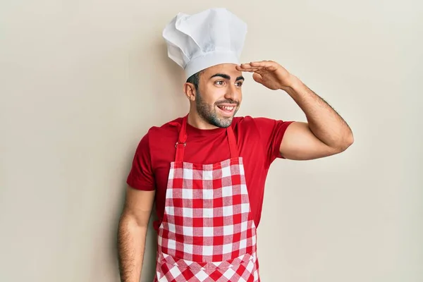 Joven Hispano Vestido Con Uniforme Panadero Muy Feliz Sonriente Mirando —  Fotos de Stock