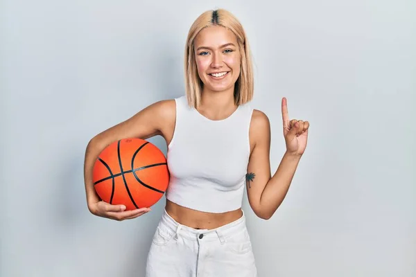 Belle Femme Blonde Tenant Ballon Basket Souriant Avec Une Idée — Photo