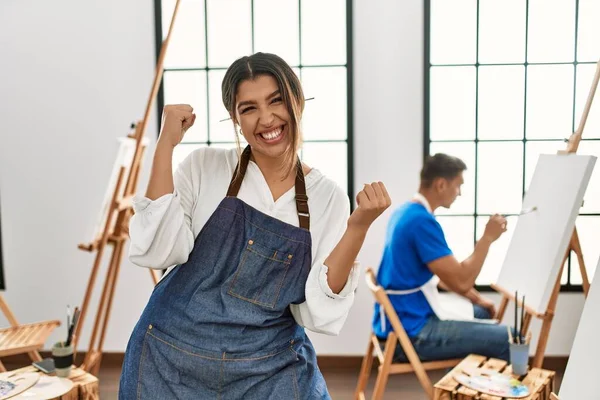 Giovane Coppia Ispanica Studio Arte Molto Felice Eccitato Facendo Gesto — Foto Stock