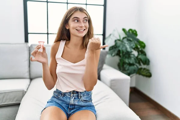 Junge Blonde Frau Mit Menstruationstasse Daumen Zur Seite Zeigend Glücklich — Stockfoto