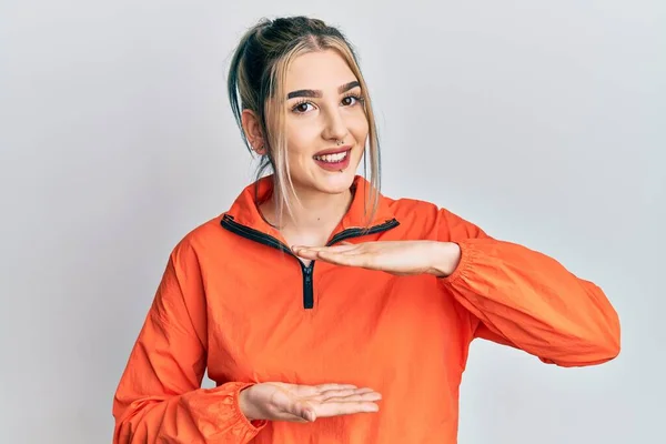 Junges Modernes Mädchen Sport Sweatshirt Gestikulierend Mit Händen Die Große — Stockfoto