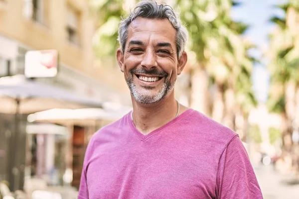 Hombre Hispano Mediana Edad Sonriendo Confiado Calle —  Fotos de Stock