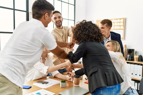 Grupo Trabajadores Negocios Sonriendo Felices Celebrando Haciendo Torre Con Los — Foto de Stock