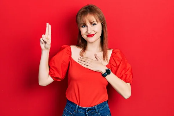 Redhead Ung Kvinna Bär Casual Röd Shirt Ler Svär Med — Stockfoto
