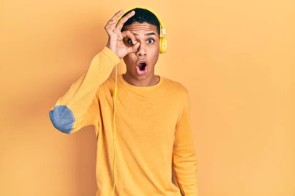 Jovem Afro Americano Ouvindo Música Usando Fones Ouvido Fazendo Gesto — Fotografia de Stock