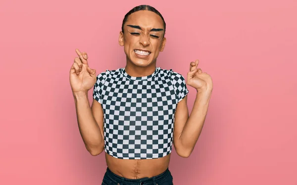 Hombre Transgénero Hispano Usando Maquillaje Pelo Largo Usando Ropa Moderna —  Fotos de Stock