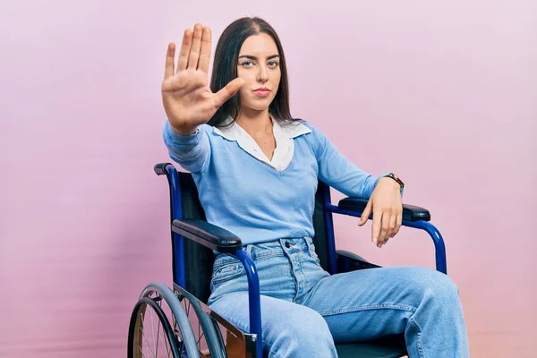 美丽的女人 蓝眼睛坐在轮椅上 用手掌停止歌唱 用消极而严肃的手势警告人 — 图库照片