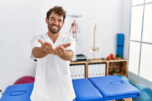 Der Junge Gut Aussehende Physiotherapeut Der Einer Schmerzklinik Arbeitet Lächelt — Stockfoto