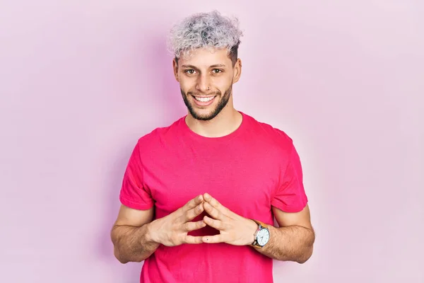 Jonge Spaanse Man Met Modern Geverfd Haar Draagt Casual Roze — Stockfoto