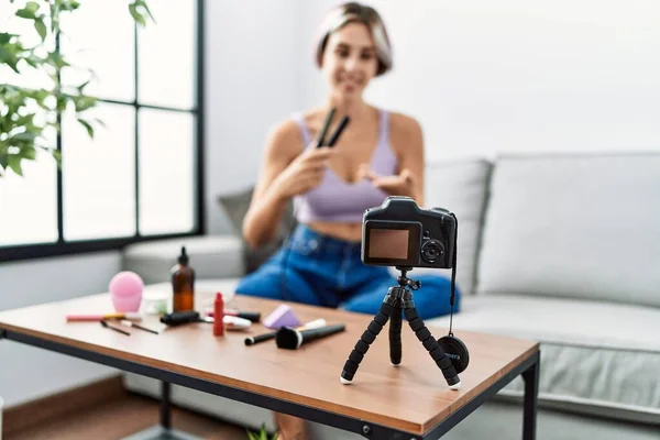 Jovem Caucasiana Fazendo Tutorial Cabelo Ferro Sentado Sofá Casa — Fotografia de Stock