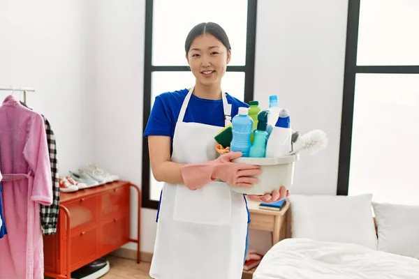 Genç Çinli Hanımı Evde Temizlik Ürünleri Tutuyor — Stok fotoğraf
