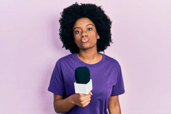 Ung Afrikansk Amerikansk Kvinna Håller Reporter Mikrofon Tittar Kameran Blåser — Stockfoto