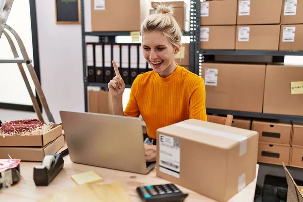 Young Blonde Woman Working Small Business Ecommerce Using Laptop Surprised — Stock Photo, Image