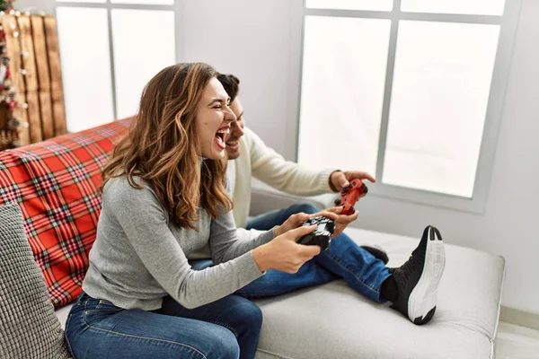 Jovem Casal Hispânico Sorrindo Feliz Sentado Sofá Jogando Videogame Casa — Fotografia de Stock