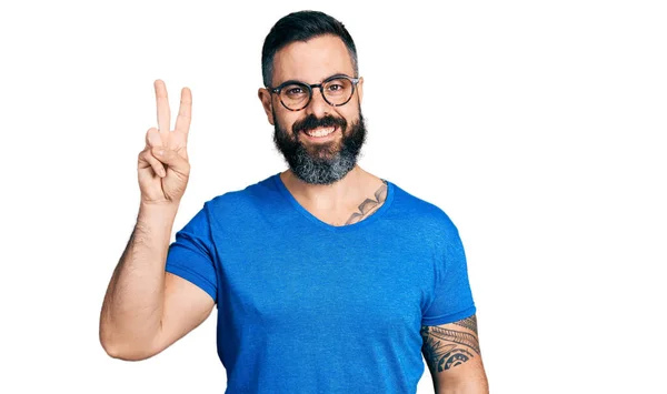 Hispanischer Mann Mit Bart Trägt Lässiges Shirt Und Brille Und — Stockfoto