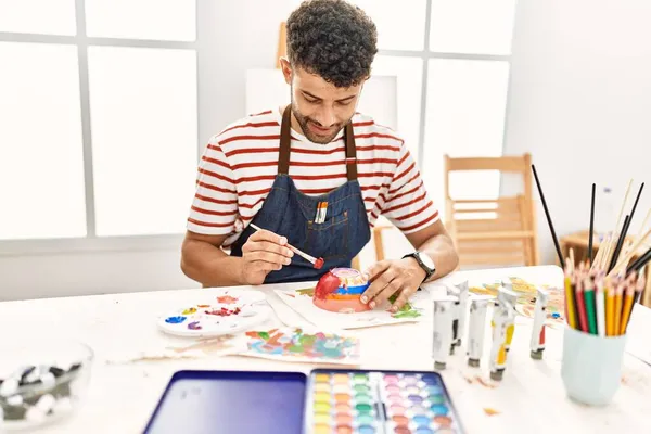 Jovem Artista Árabe Homem Sorrindo Feliz Pintura Cerâmica Estúdio Arte — Fotografia de Stock