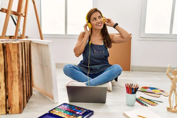 Joven Artista Hispana Sonriendo Feliz Dibujo Estudio Arte — Foto de Stock