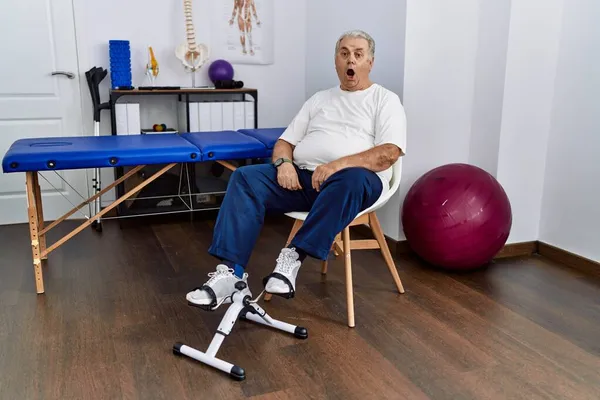 Homem Caucasiano Sênior Clínica Fisioterapia Usando Pedal Exercitador Com Medo — Fotografia de Stock