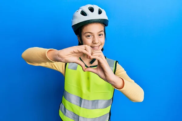 Schöne Brünette Kleine Mädchen Mit Fahrradhelm Und Reflektierende Weste Lächelnd — Stockfoto