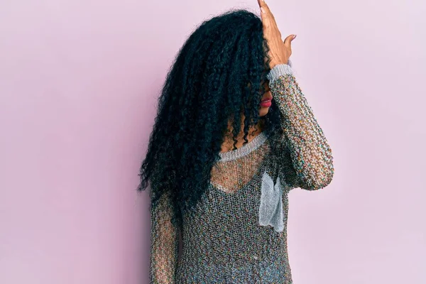 Afrikanische Amerikanerin Mittleren Alters Lässiger Kleidung Überrascht Mit Der Hand — Stockfoto