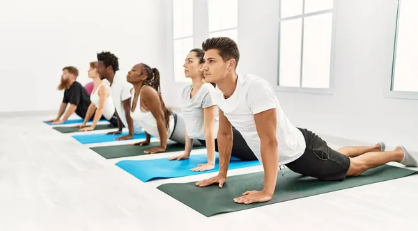 Grupo Jóvenes Concentrados Entrenar Yoga Centro Deportivo — Foto de Stock