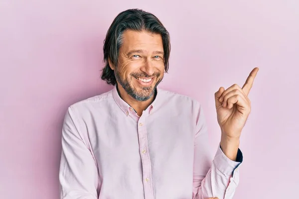 中年ハンサムな男を身に着けているビジネスシャツ笑顔幸せなポインティングとともに手と指で側面 — ストック写真