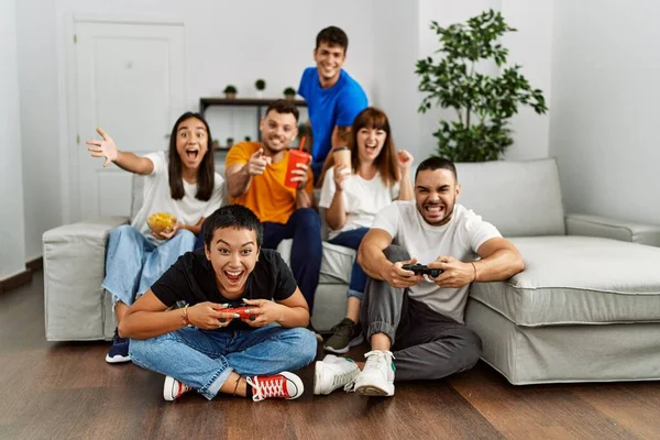 Groep Van Jonge Vrienden Glimlachen Gelukkig Spelen Videospel Thuis — Stockfoto