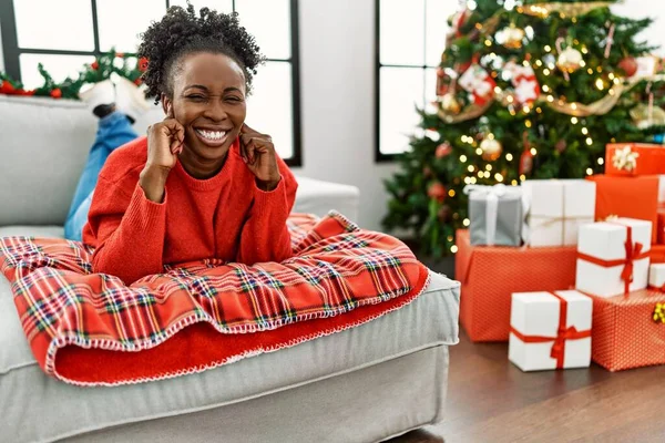 Joven Mujer Afroamericana Acostada Sofá Por Árbol Navidad Cubriendo Las — Foto de Stock