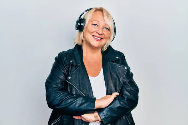 Mujer Rubia Mediana Edad Escuchando Música Usando Auriculares Cara Feliz — Foto de Stock