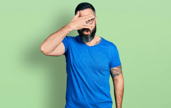 Homme Hispanique Barbe Vêtu Shirt Décontracté Lunettes Jetant Coup Oeil — Photo