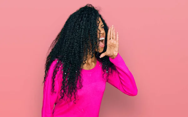 Afro Amerikaanse Vrouw Van Middelbare Leeftijd Casual Kleding Schreeuwend Schreeuwend — Stockfoto