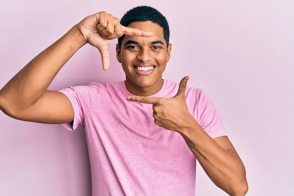 Junger Gut Aussehender Hispanischer Mann Lässigem Rosafarbenem Shirt Der Lächelnd — Stockfoto