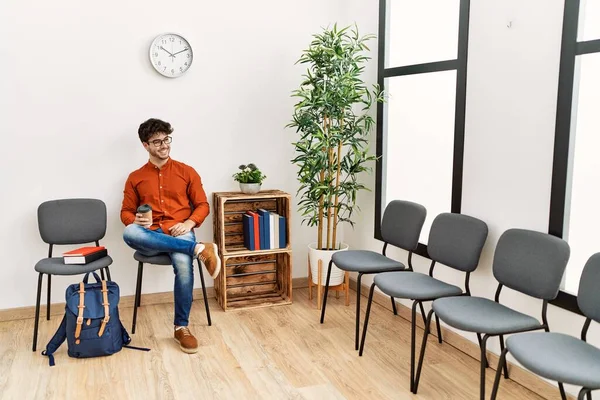 Ung Latinamerikansk Man Ler Säker Dricka Kaffe Väntrummet — Stockfoto