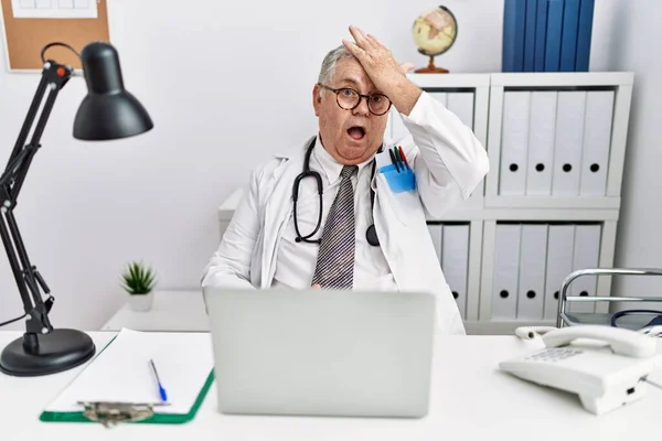 Uomo Anziano Caucasico Indossando Uniforme Medico Stetoscopio Presso Clinica Sorpreso — Foto Stock