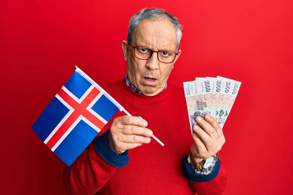 Bonito Homem Idoso Com Cabelos Grisalhos Segurando Bandeira Islândia Notas — Fotografia de Stock