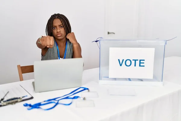 Νεαρή Αφροαμερικάνα Που Εργάζεται Στις Πολιτικές Εκλογές Κάθεται Γροθιά Στο — Φωτογραφία Αρχείου