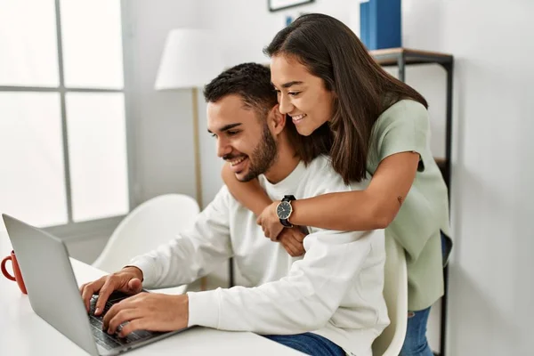 Joven Pareja Latina Usando Laptop Tomando Café Casa — Foto de Stock