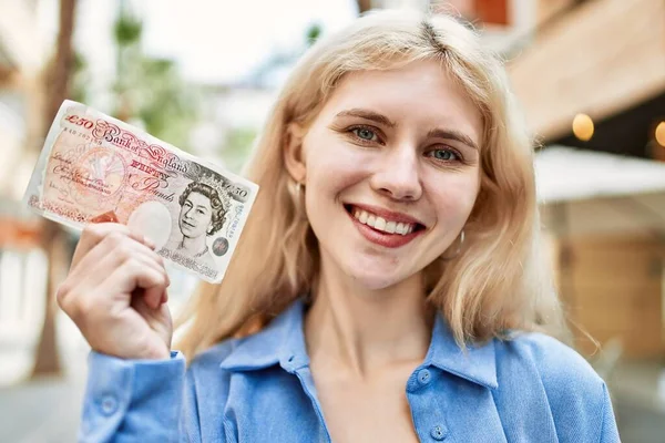 Mujer Rubia Joven Sosteniendo Billetes Banco Ingleses Libras Mostrando Dinero — Foto de Stock