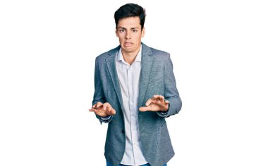 Genç İspanyol adam iş kıyafetleri giyiyordu. İfadeleri iğrençti ve korkuyordu. Tiksinti ifadesi takınıyordu.. 