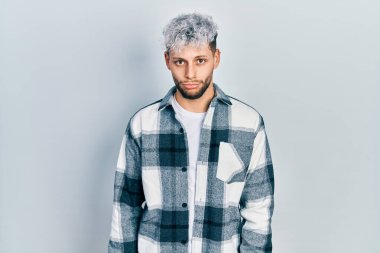 Modern boyalı saçlı, depresif gömlekli, sıkıntılı, sinirli ve korkmuş bir İspanyol. hüzünlü ifade. 