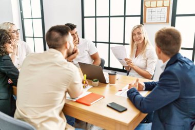 Ofiste çalışan bir grup işçi..