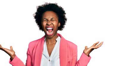 Afro saçlı, iş ceketi giyen, deli gibi bağıran, agresif ifade ve kollarıyla bağıran Afro-Amerikalı bir kadın. hüsran kavramı. 