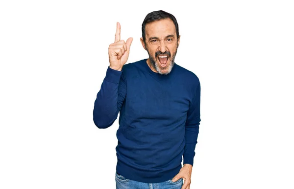 Homem Hispânico Meia Idade Vestindo Roupas Casuais Apontando Dedo Para — Fotografia de Stock