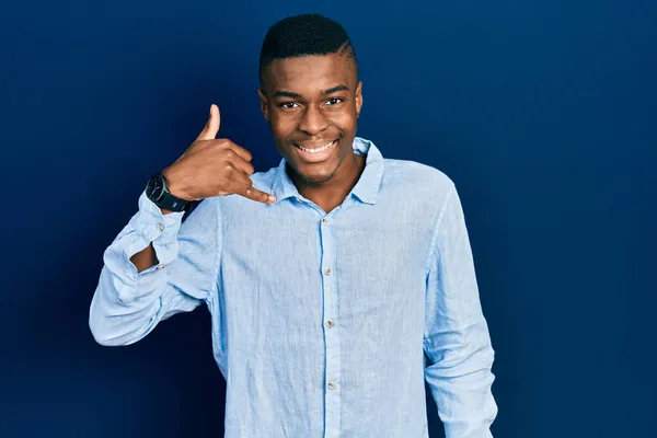 Junger Afrikanisch Amerikanischer Mann Lässiger Kleidung Lächelt Und Macht Telefongesten — Stockfoto