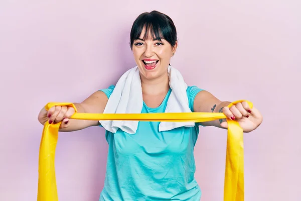 Mujer Hispana Joven Usando Ropa Deportiva Brazalete Sonriendo Riendo Voz —  Fotos de Stock